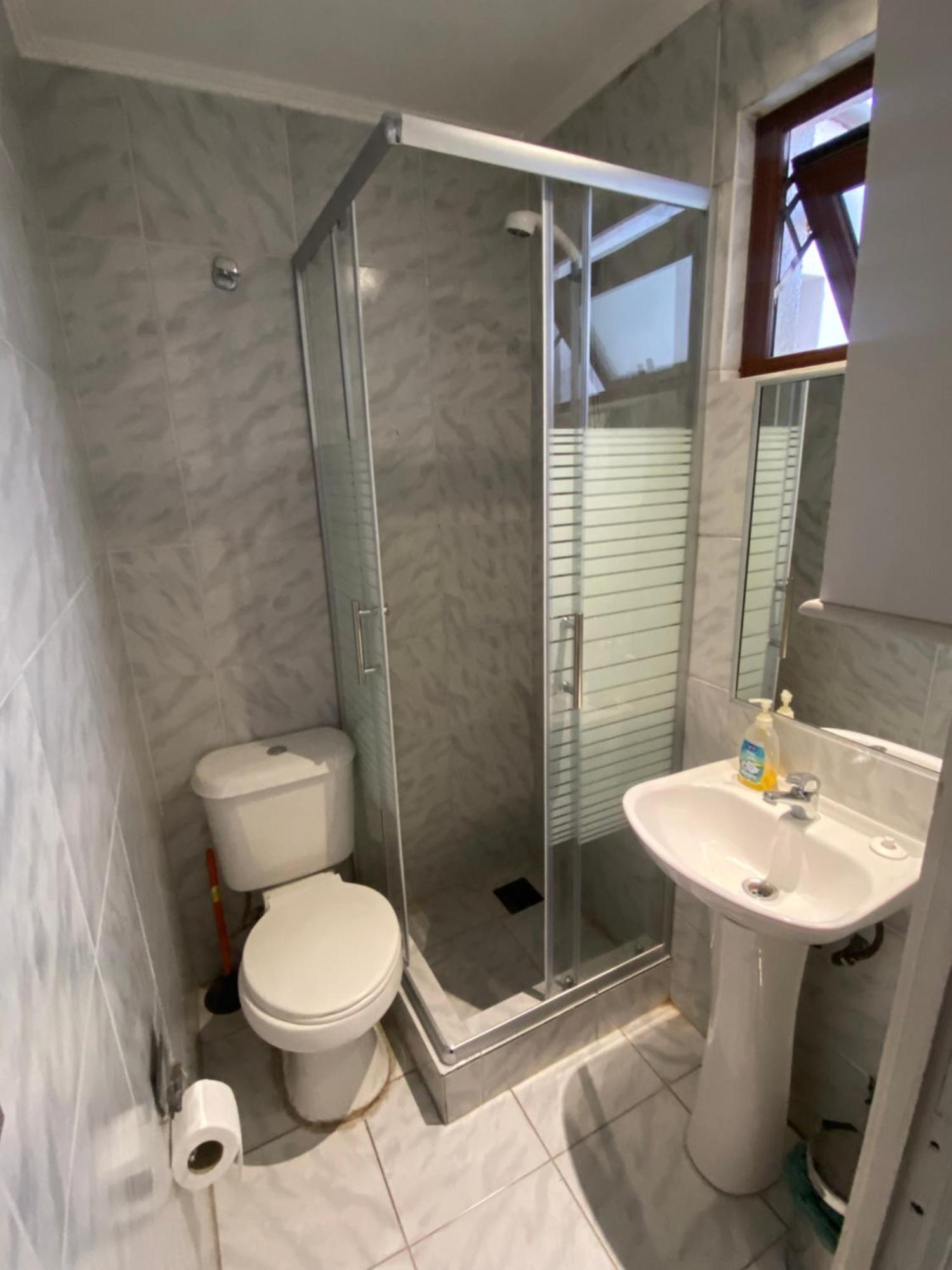 Quarto com Cama de Casal ou 2 de Solteiro e Banheiro
