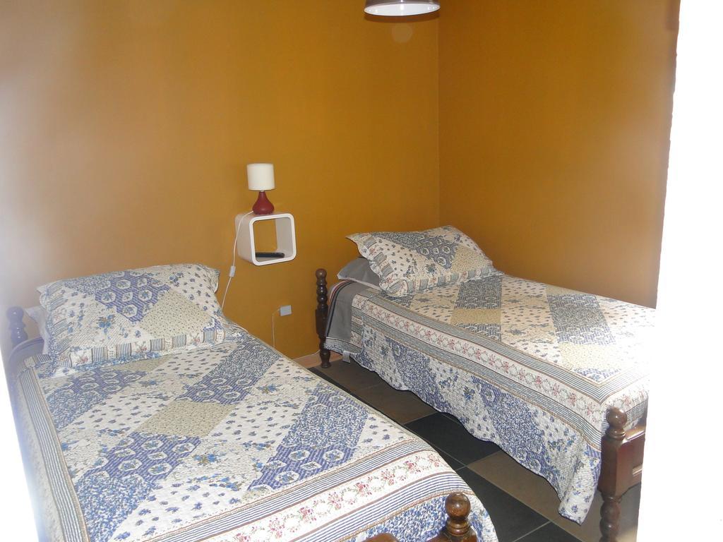 Quarto com 2 Camas de Solteiro e Banheiro Privativo