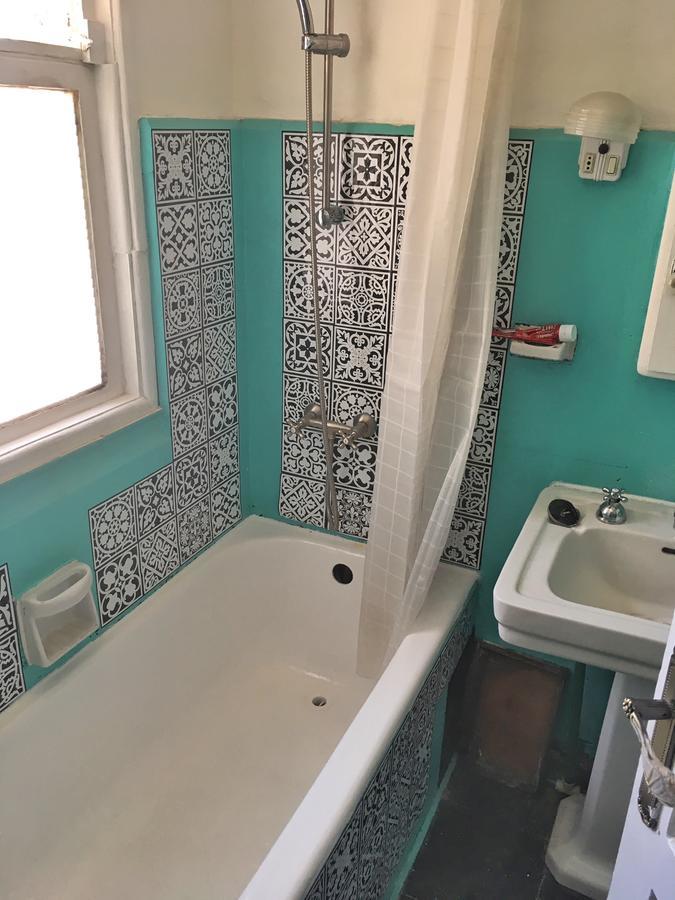 Quarto com Cama de Casal ou 2 de Solteiro e Banheiro Compartilhado