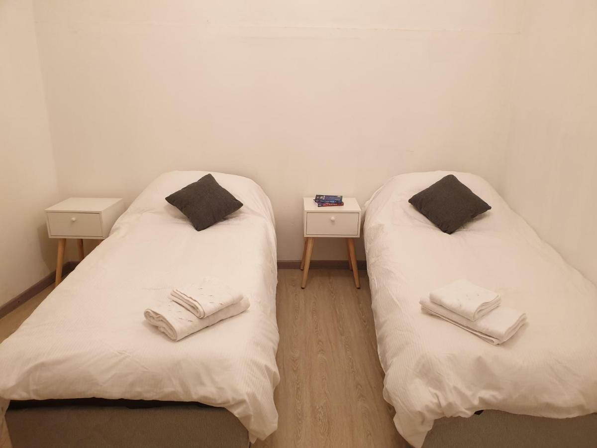 Quarto Econômico com 2 Camas de Solteiro