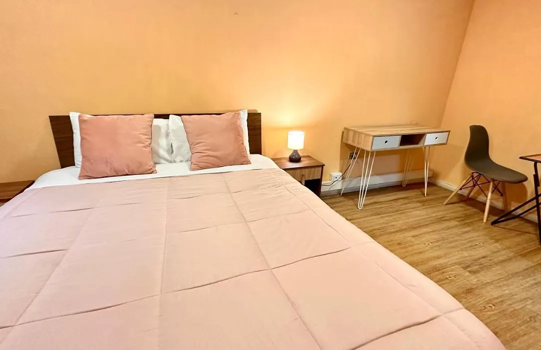 Hostal-1